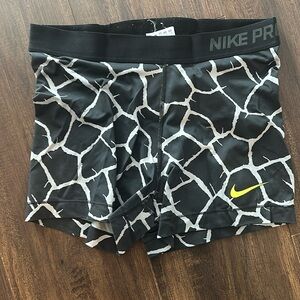 Size large Nike pro shorts 2 inch team